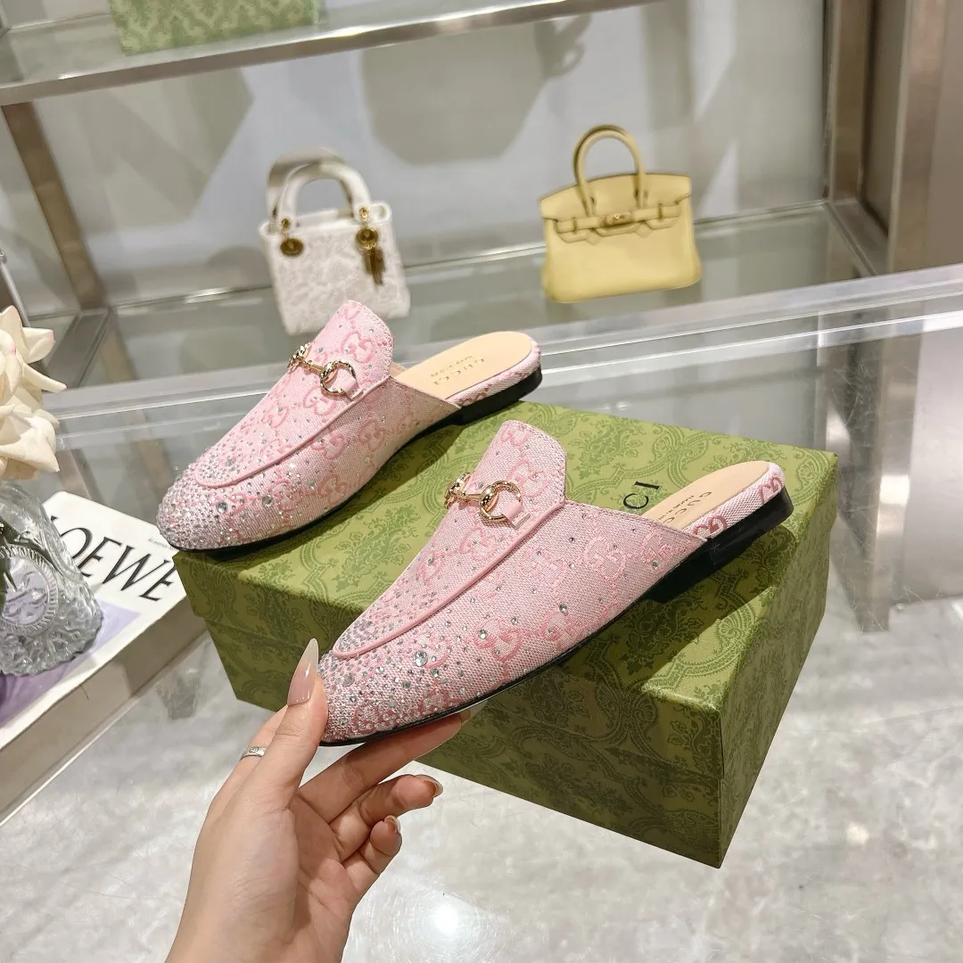 👟👟Ex-factory price 440👟👟 Burgundy G diamond (35-41) (41/42 customized) As an outstanding representative of Gucci’s design heritage, the Jordaan series horsebit loafers vividly highlight the classic elegance. This shoe is made of the brand’s iconic monogram canvas, making it a timeless classic. The material of this shoe is soft, and the silhouette is exquisite and smooth, highlighting daily elegance. Angora red GG canvas Women Light gold tone hardware Horsebit faceted crystal detail Leather sole